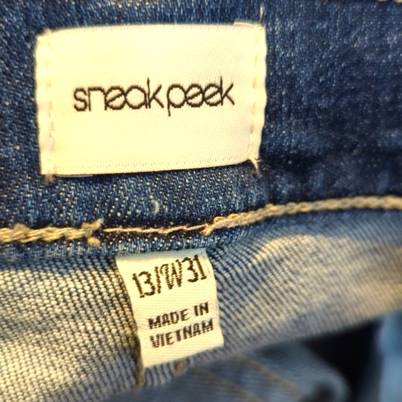 NWT....Medium Wash Mid Rise Jeans With Frayed Hem And Distressing....Size 13/31 - Picture 10 of 10